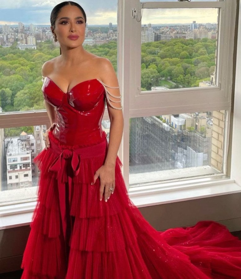 Salma Hayek sigue deleitando con su belleza