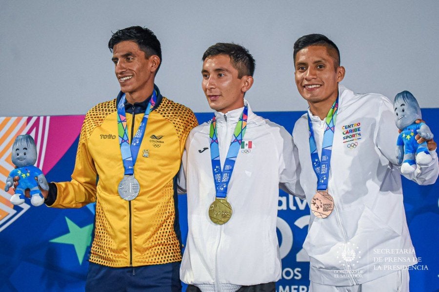 Víctor Zambrano en el podio con Iván González y Mario Pacay