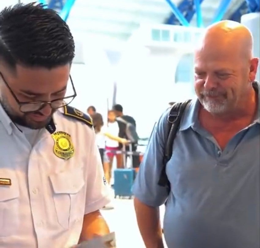 Rick Harrison en el aeropuerto de El Salvador