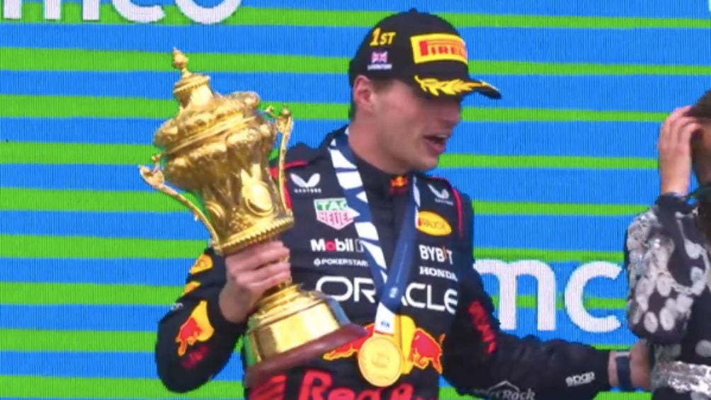 Verstappen recibiendo el trofeo de Silverstone