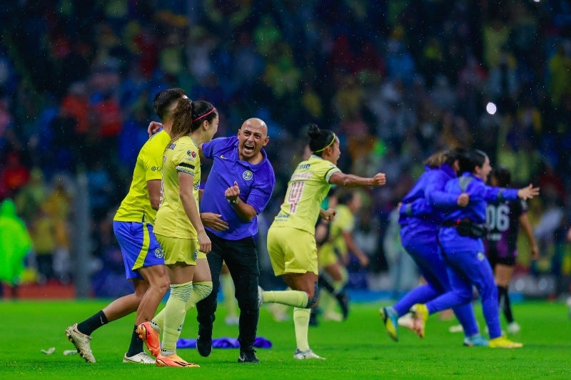 América festejando el título de la Liga MX Femenil