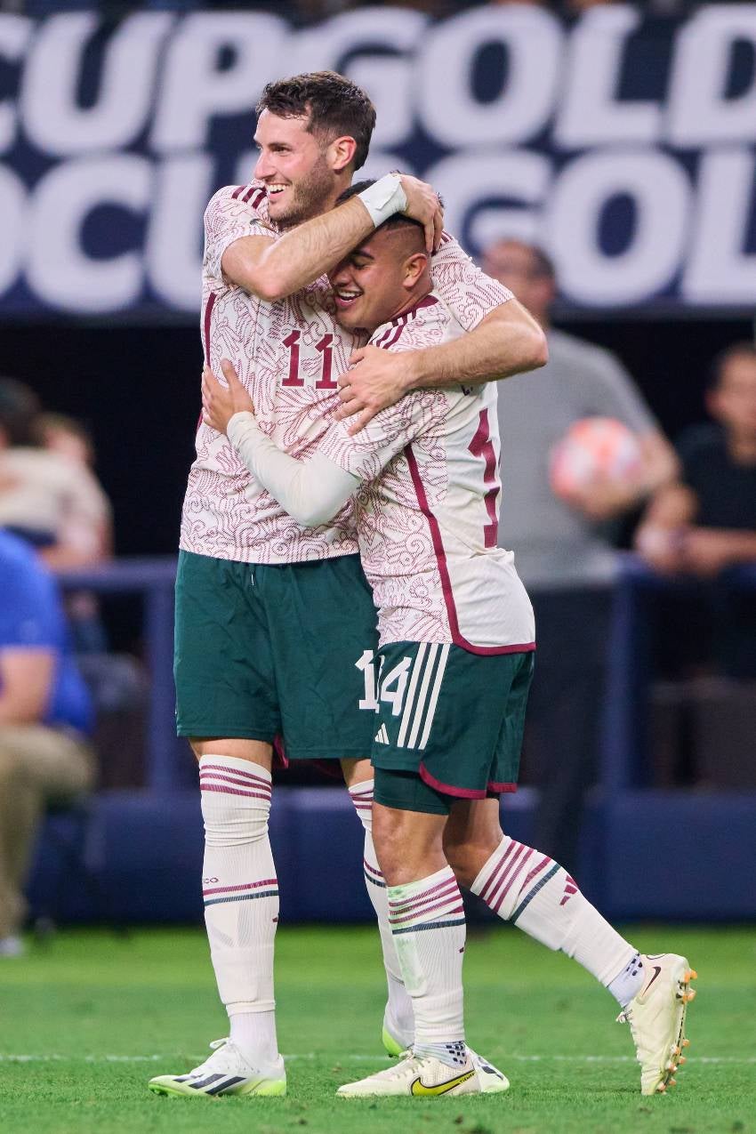 Giménez en celebración de gol con Sánchez