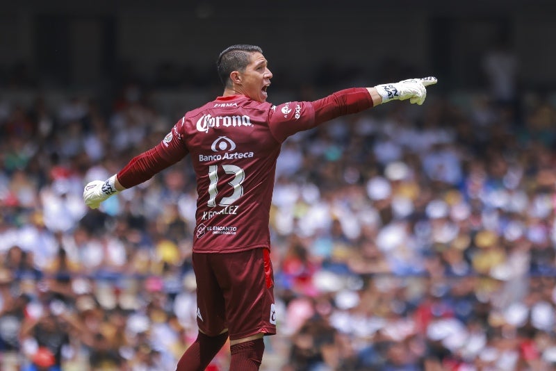 Hugo González vistiendo la playera de Mazatlán