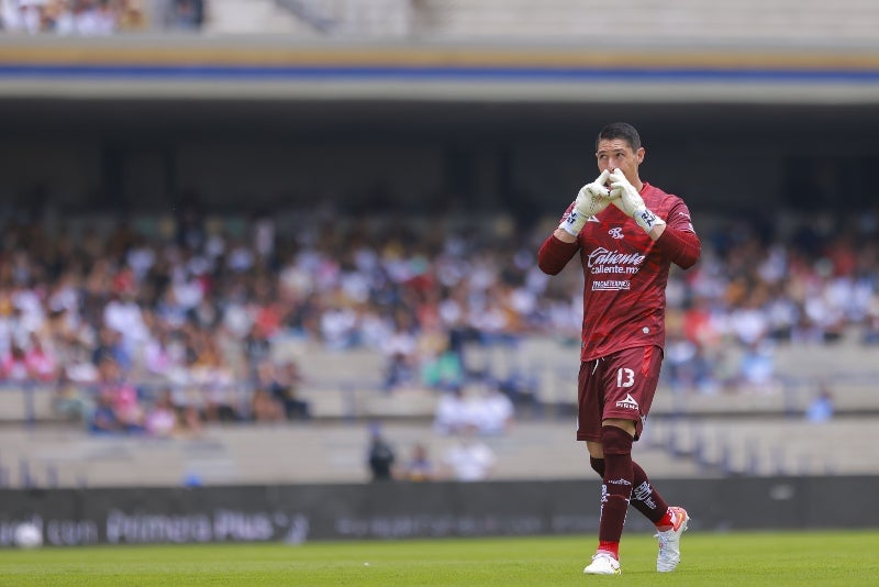 Hugo González jugando contra Pumas