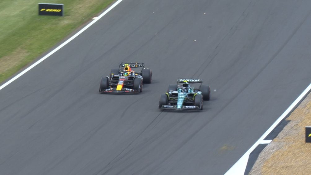 Checo durante el rebase a Fernando Alonso