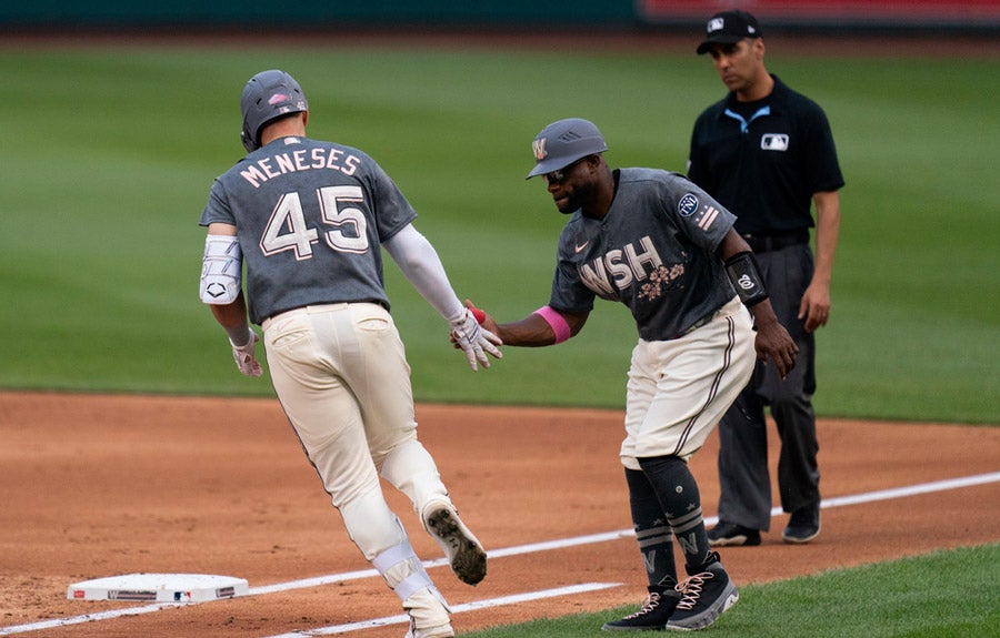 Meneses es felicitado por el coach de primera Eric Young Jr.