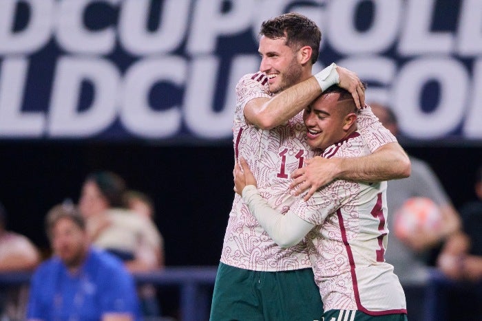 Santi Giménez y Érick Sánchez celebran el segundo gol de México