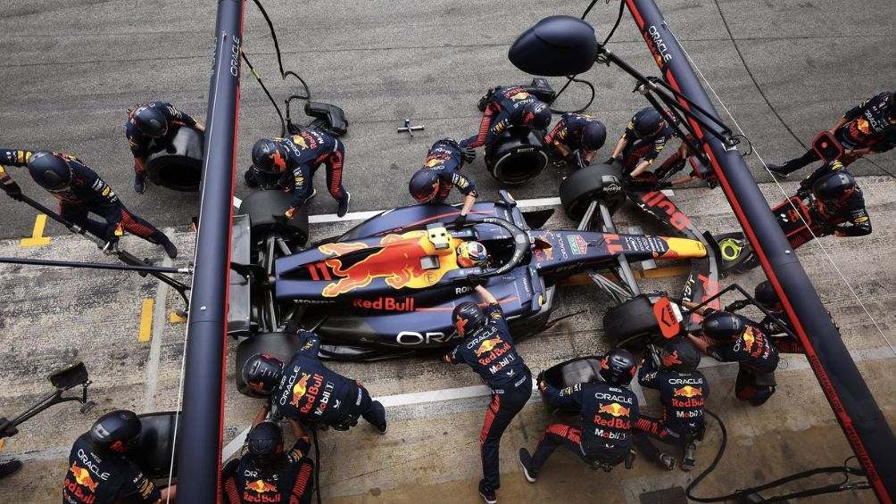 El RB19 durante un pit stop