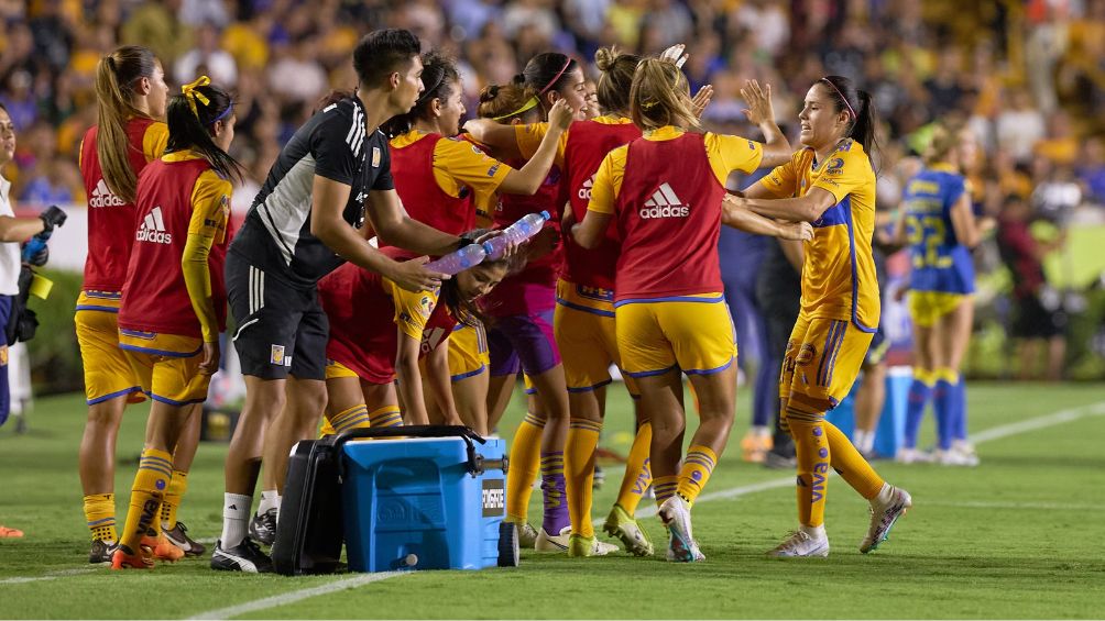 Las Amazonas celebran el gol de la vuelta ante América