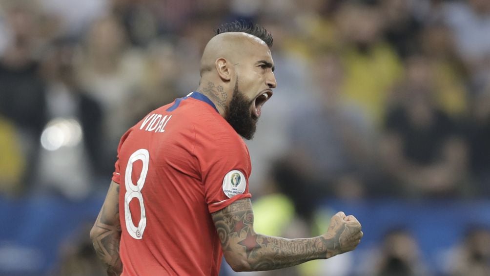 Vidal durante un partido con Chile