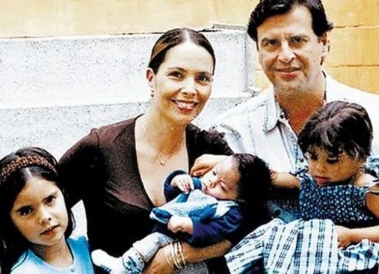 Mariana Levy sus hijos María, José Emilio y Paula, y 'El Pirru'.