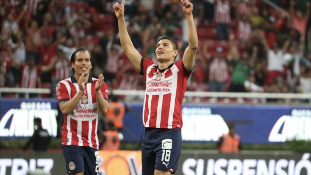 Ronaldo Cisneros celebrando con el Rebaño Sagrado