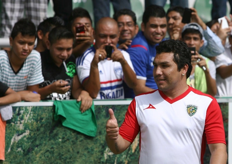 Cabañas conviviendo con aficionados de los Jaguares de Chiapas 