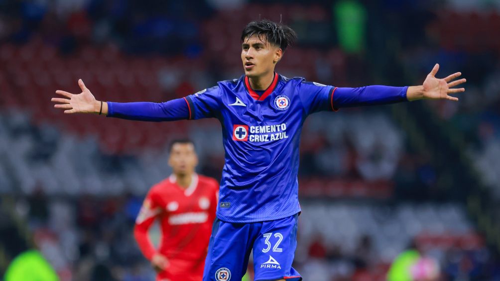 Jiménez en su debut con Cruz Azul