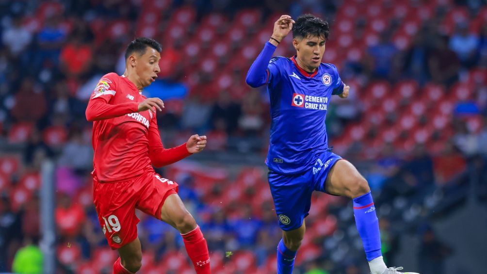 Cristian disputando un balón en el juego contra los Diablos