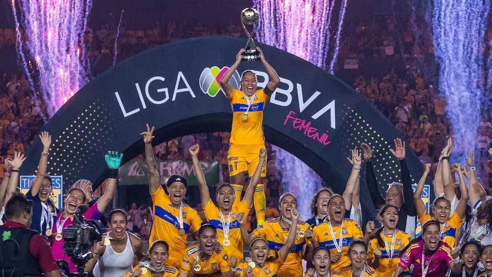 Tigres festejando el Campeón de Campeones