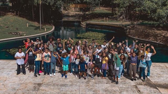 Niños y niñas de la Fundación Bad Bunny 