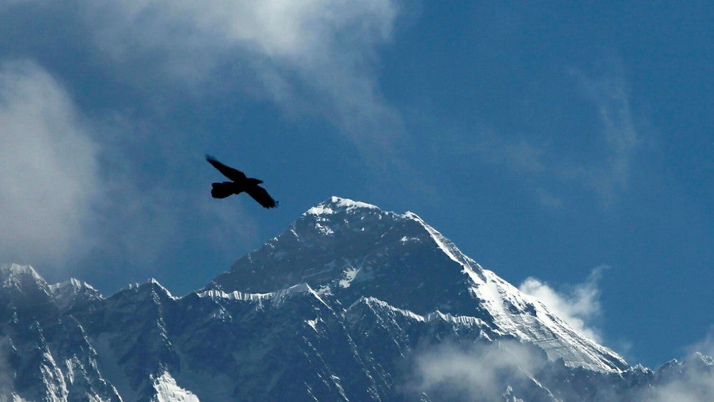 Helicóptero con turistas mexicanos se estrella cerca del Everest y deja al menos seis muertos