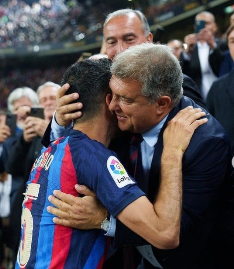 Joan Laporta con Sergio Busquets tras ganar LaLiga