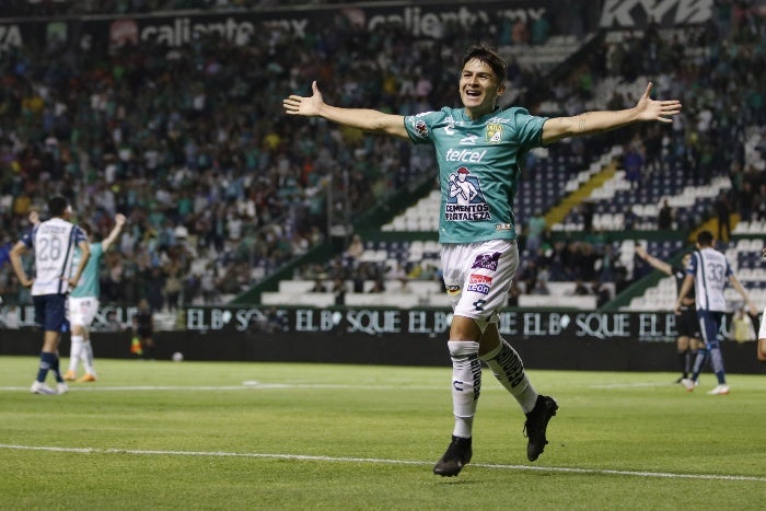 Iván Moreno festeja su gol