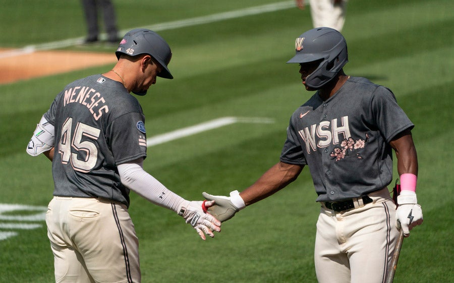 Meneses es felictiado por Stone Garrett tras jonrón