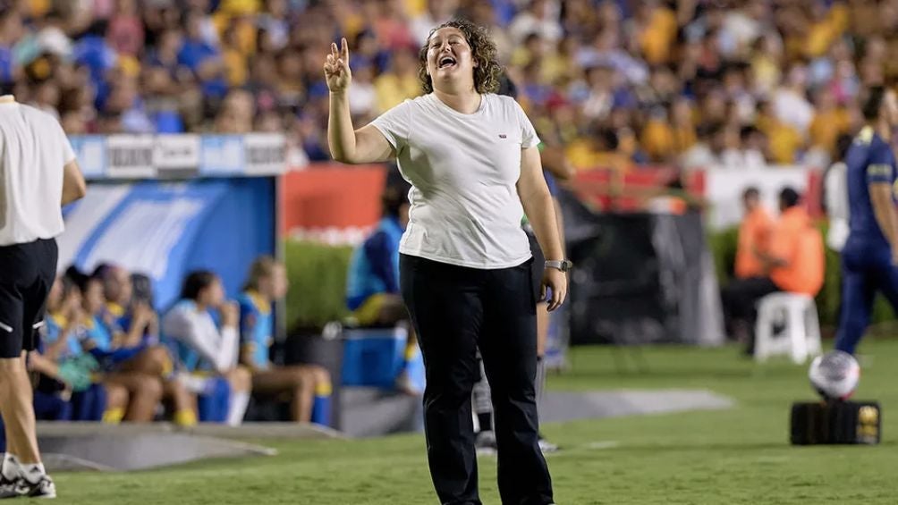 Milagros Martínez dirigiendo a Las Amazonas