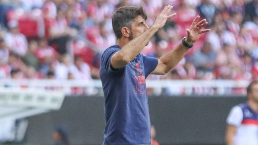 Veljko Paunovic dirigiendo un partido