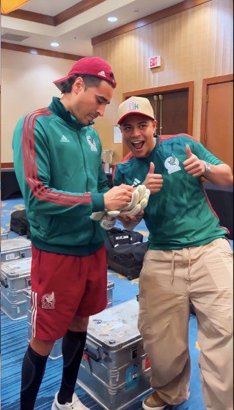 Ochoa le firmó unos guantes a Caz