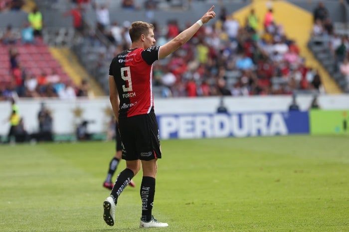 Furch festeja un gol con Atlas