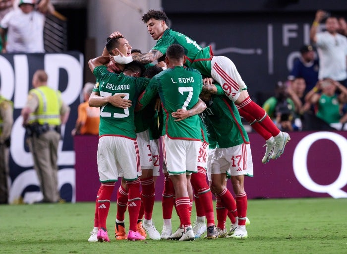 Jugadores de México celebran uno de los goles