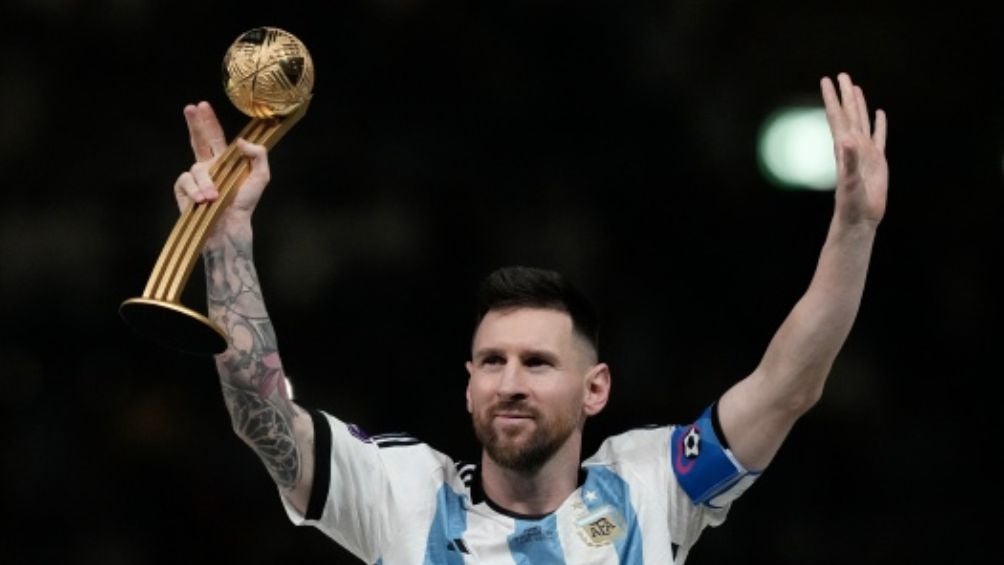 Messi levantando el trofeo del MVP del Mundial