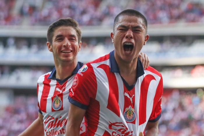 Yael Padilla e Isaac Brizuela festejan un gol de Chivas