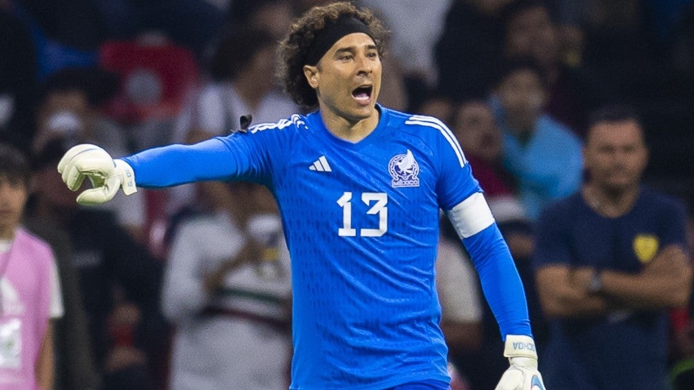 Guillermo Ochoa en partido con la Selección Mexicana 