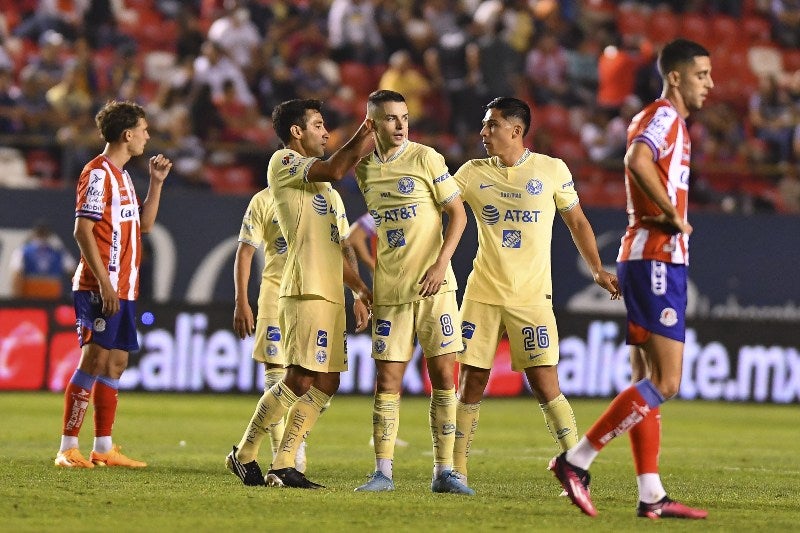 Fidalgo celebrando junto a su compañeros del América 