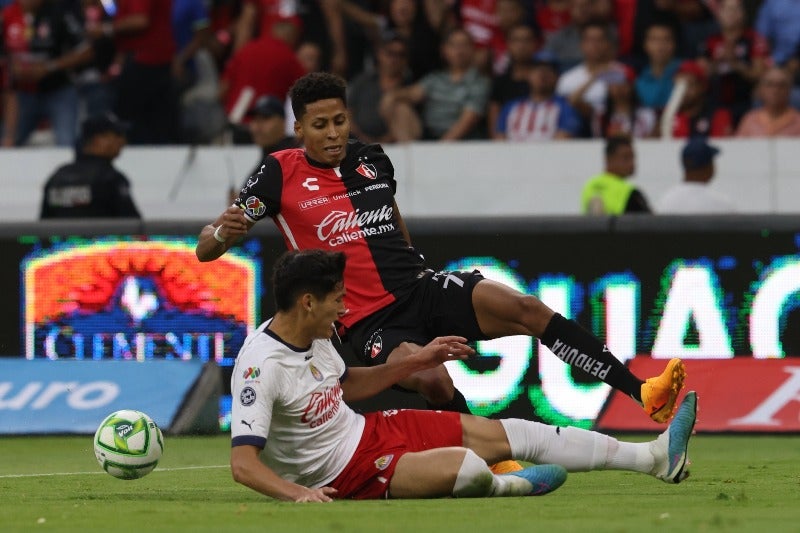 Herrera disputando el balón contra las Chivas 