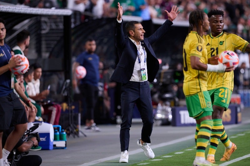 Jimmy Lozano dando instrucciones contra Jamaica