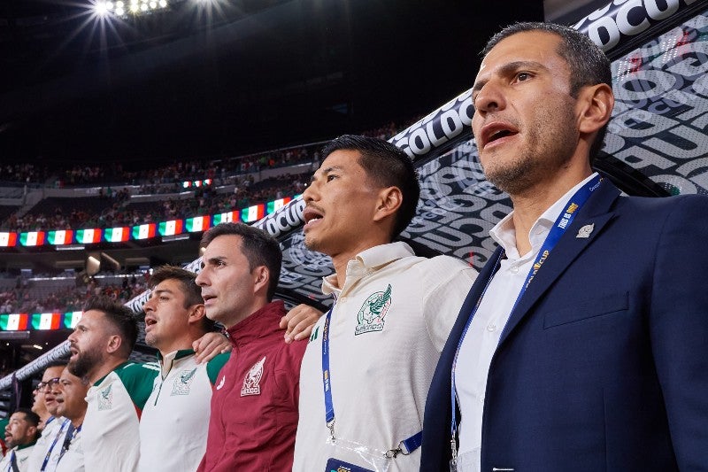 Jaime Lozano cantando el himno nacional 