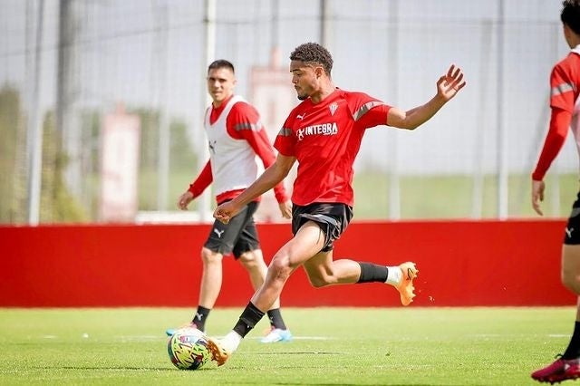 Varane entrenando con el Sporting de Gijón