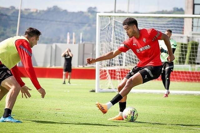 Jonathan durante los entrenamientos con el Sporting de Gijón