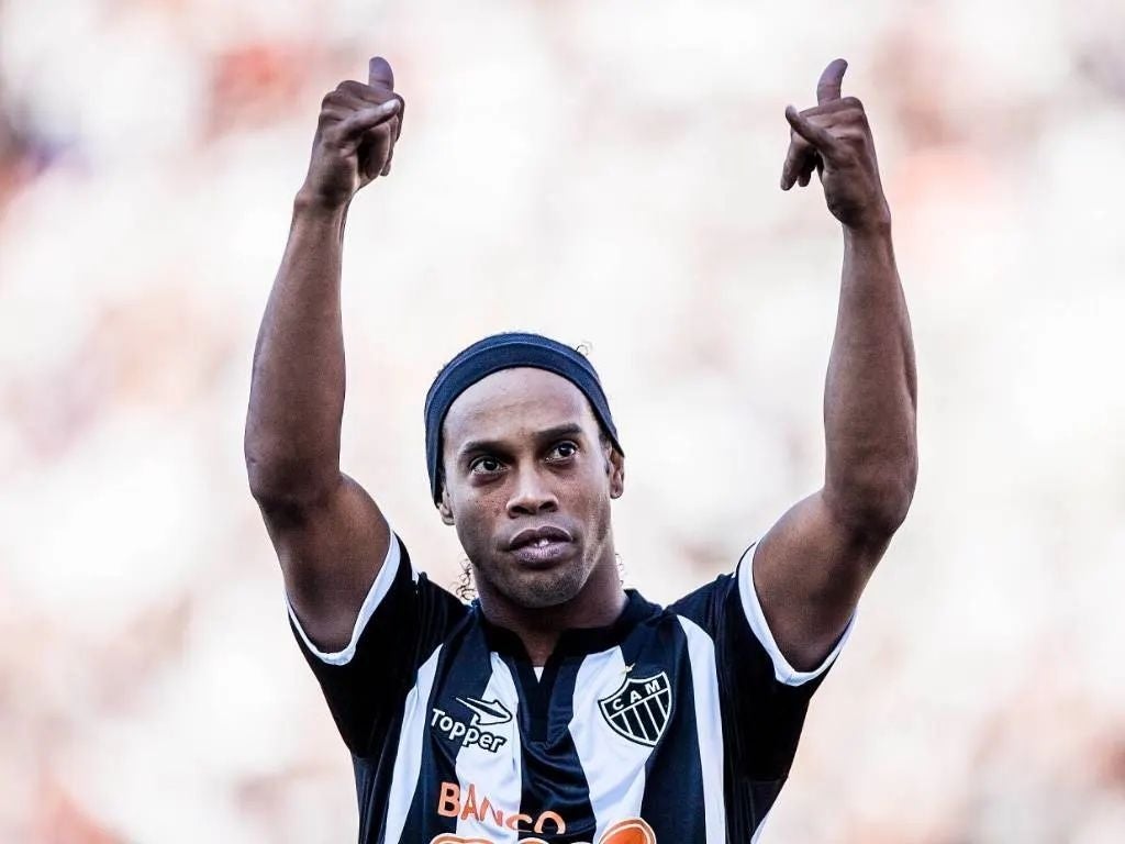 Ronaldinho con la playera del Mineiro 