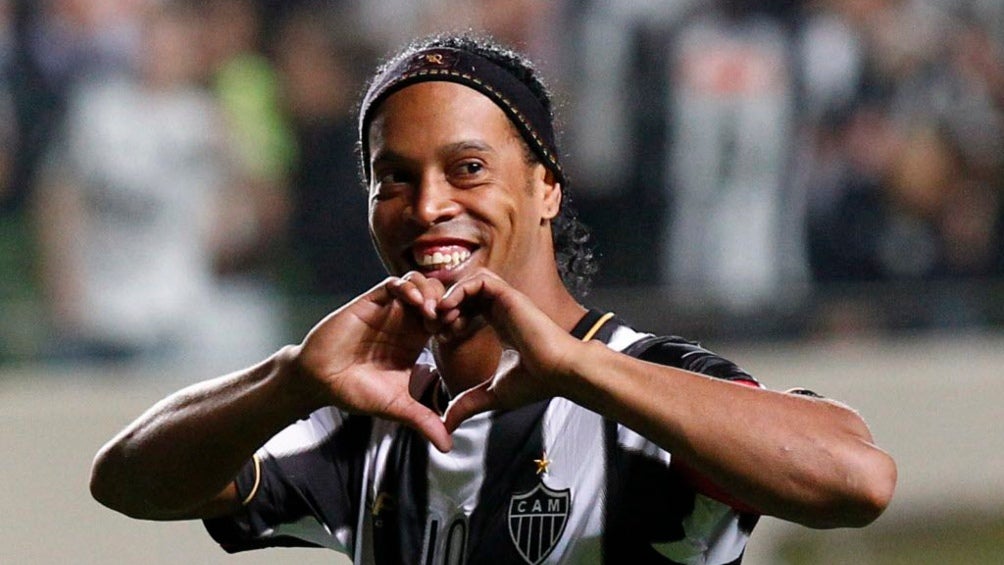 Ronaldinho celebrando un gol con el Atlético Mineiro 