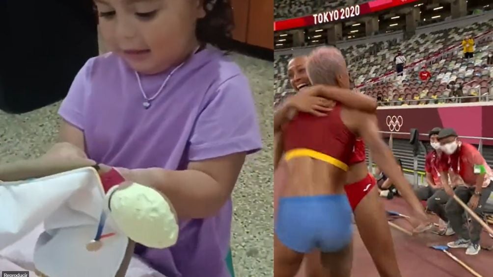 La muñeca causó gran emoción en la niña