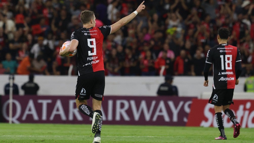 Julio Furch festejando su gol con el Atlas  