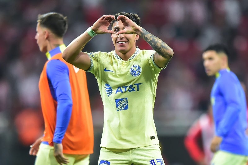 Alejandro Zendejas festejando su gol con el América 