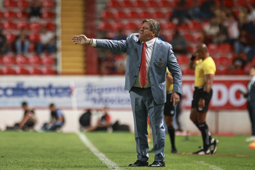 Piojo Herrera en un juego de Xolos