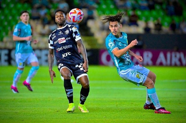 Jesús Angulo jugando para el León