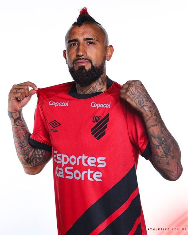 Vidal con la playera del Atlético Paranaense