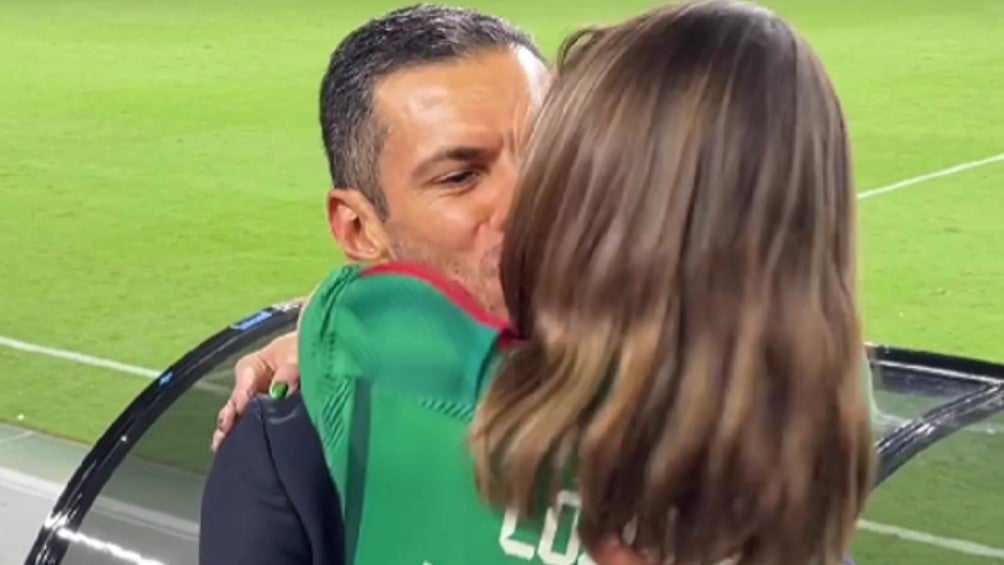 Jaime Lozano celebra pase a la Final del Tri con apasionado beso con su esposa