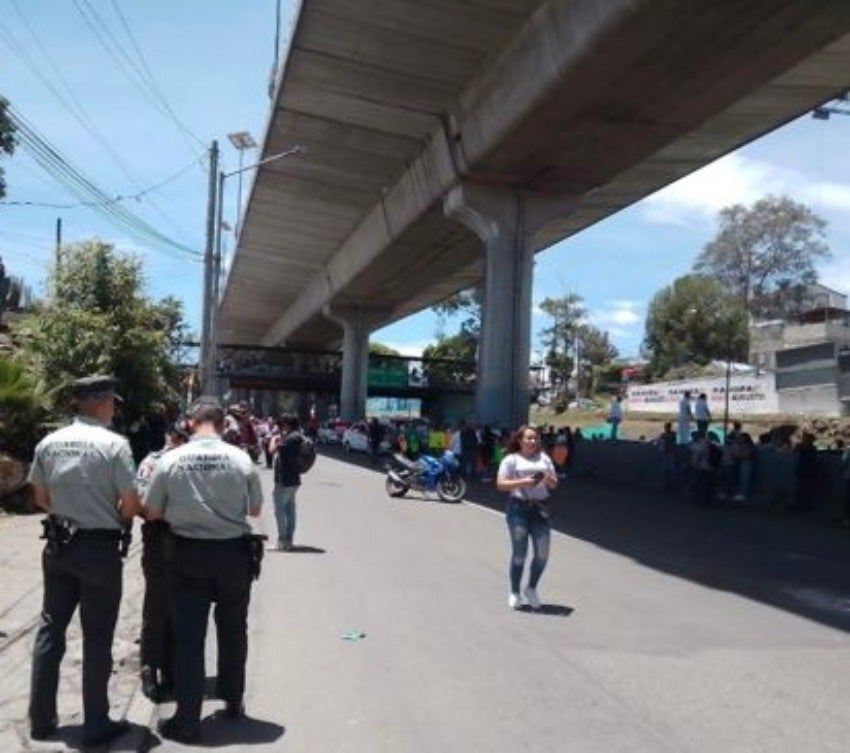 Los manifestantes bloqueando la circulación 