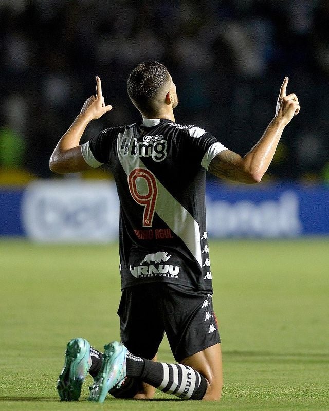Pedro Raúl festejando su gol con el Vasco de Gama 